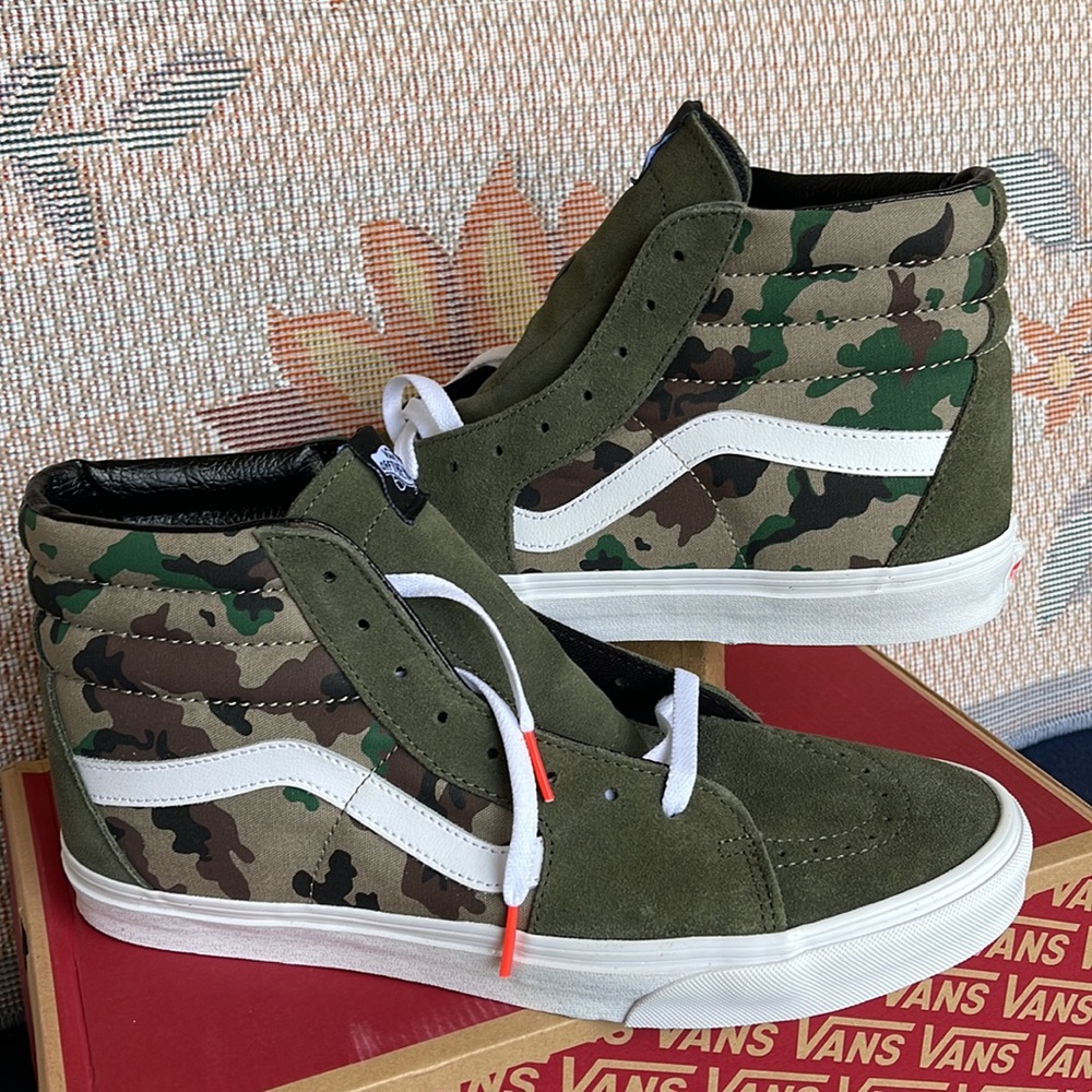 Vans Men’s Sk8-Hi
Camo Olive/White
VN0005U933
Sneakers - Picture 11 of 16
